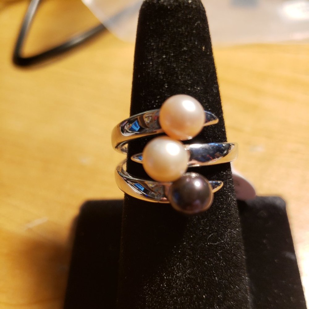New never worn Vantel Pearls Anastasia Ring